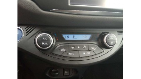 Recambio de mando climatizador para toyota yaris 2017- hybrid active referencia OEM IAM 559000D800  