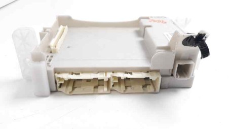 Recambio de caja reles / fusibles para toyota yaris 2017- hybrid active referencia OEM IAM 8273052K40  