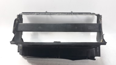 Recambio de calandra delantera de radiador para land rover discovery 4 2009-2016 2.7 td v6 cat referencia OEM IAM AH22019A01  