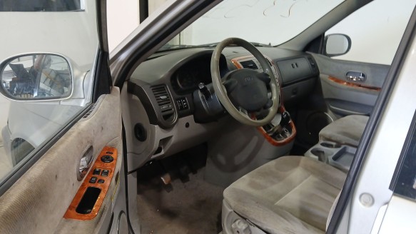 kia carnival ii (gq) 1999-2007 del año 2004