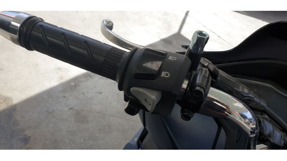 Recambio de piña luces izquierda para honda pcx 125 2020- referencia OEM IAM 35200K1YD12  