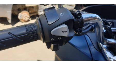 Recambio de piña luces izquierda para honda pcx 125 2020- referencia OEM IAM 35200K1YD12  