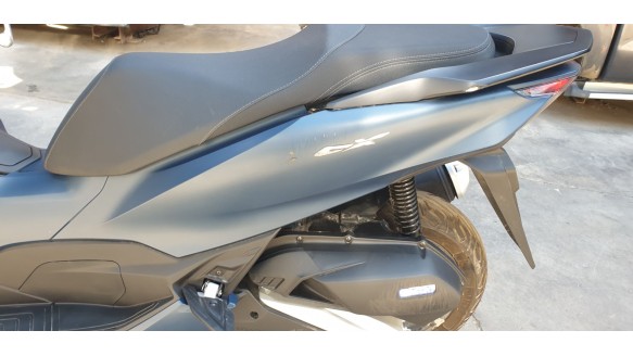 Recambio de moldura para honda pcx 125 2020- referencia OEM IAM 83650K1YJ50ZB  