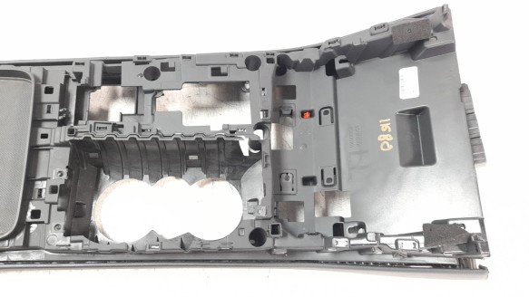 Recambio de consola central para audi q7 4mg 2019- referencia OEM IAM 4M8863244F  