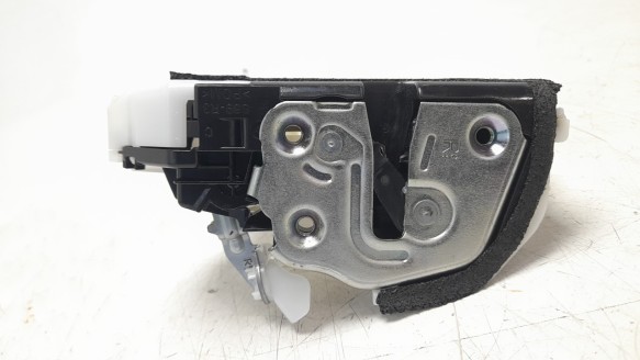 Recambio de cerradura puerta trasera derecha para mazda 3 berlina (bp) 2019- evolution referencia OEM IAM BDMC72310B  