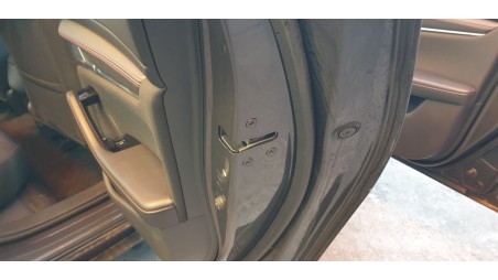 Recambio de cerradura puerta trasera derecha para mazda 3 berlina (bp) 2019- evolution referencia OEM IAM BDMC72310B  