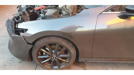 Recambio de aleta delantera izquierda para mazda 3 berlina (bp) 2019- evolution referencia OEM IAM BDMT52210  