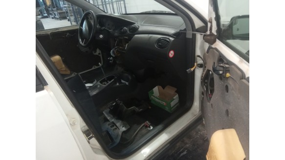 ford focus berlina (cak) 1998-2004 del año 2001