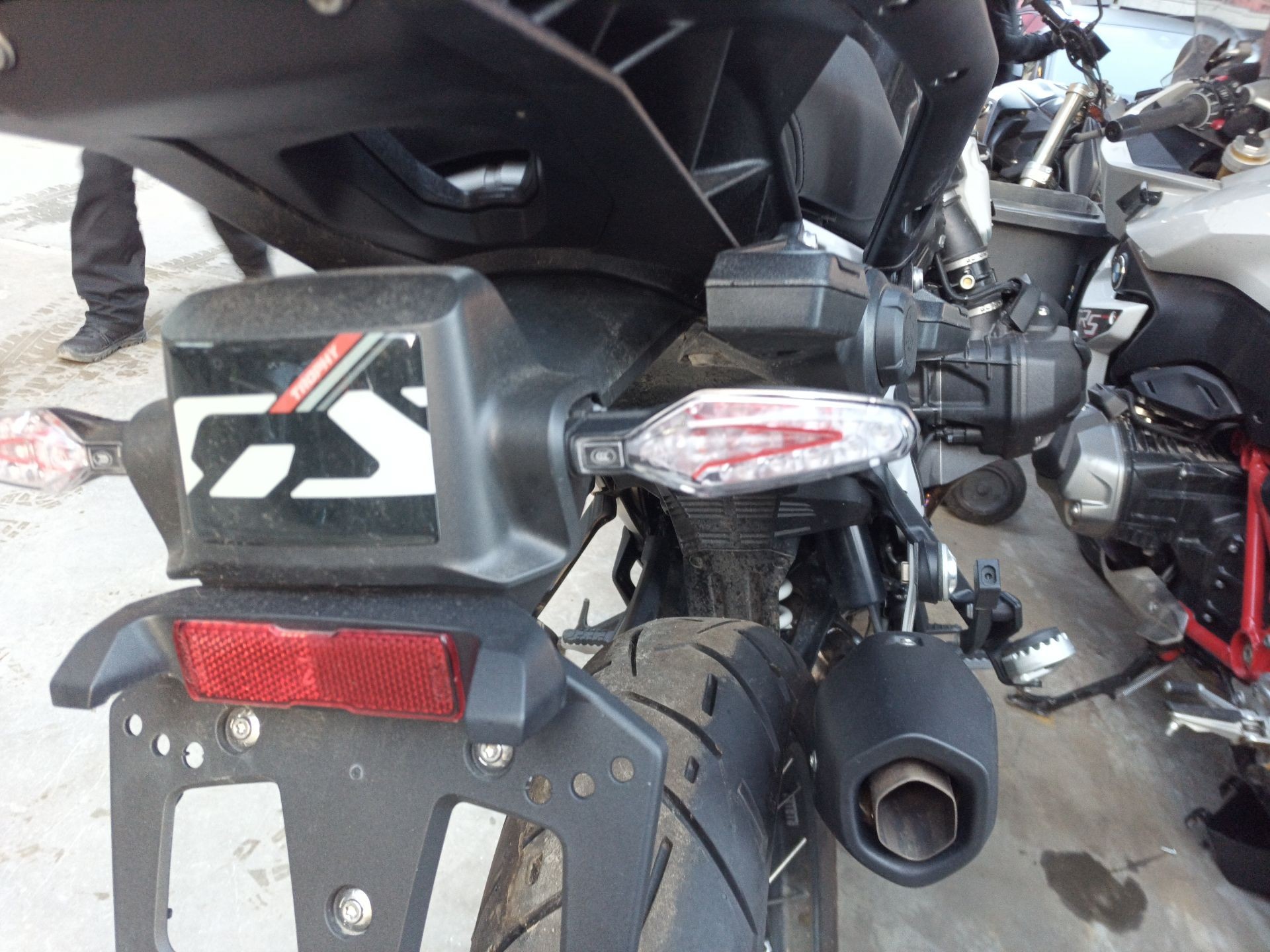 PILOTO TRASERO DERECHO BMW R 1300 GS - (63138557188 1518219)