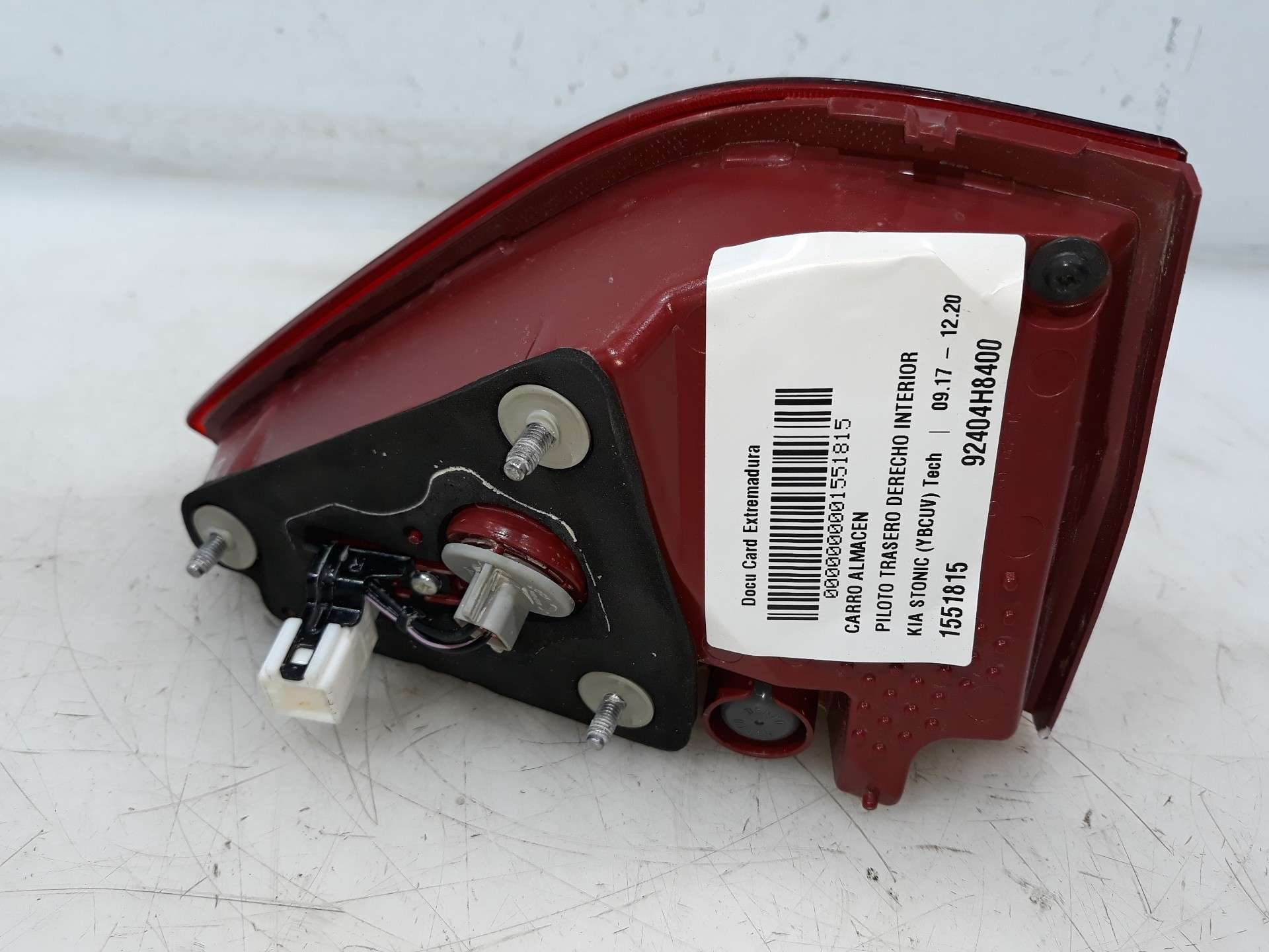 PILOTO TRASERO DERECHO INTERIOR KIA STONIC (YBCUV) 2017- (92404H8400 1551815)