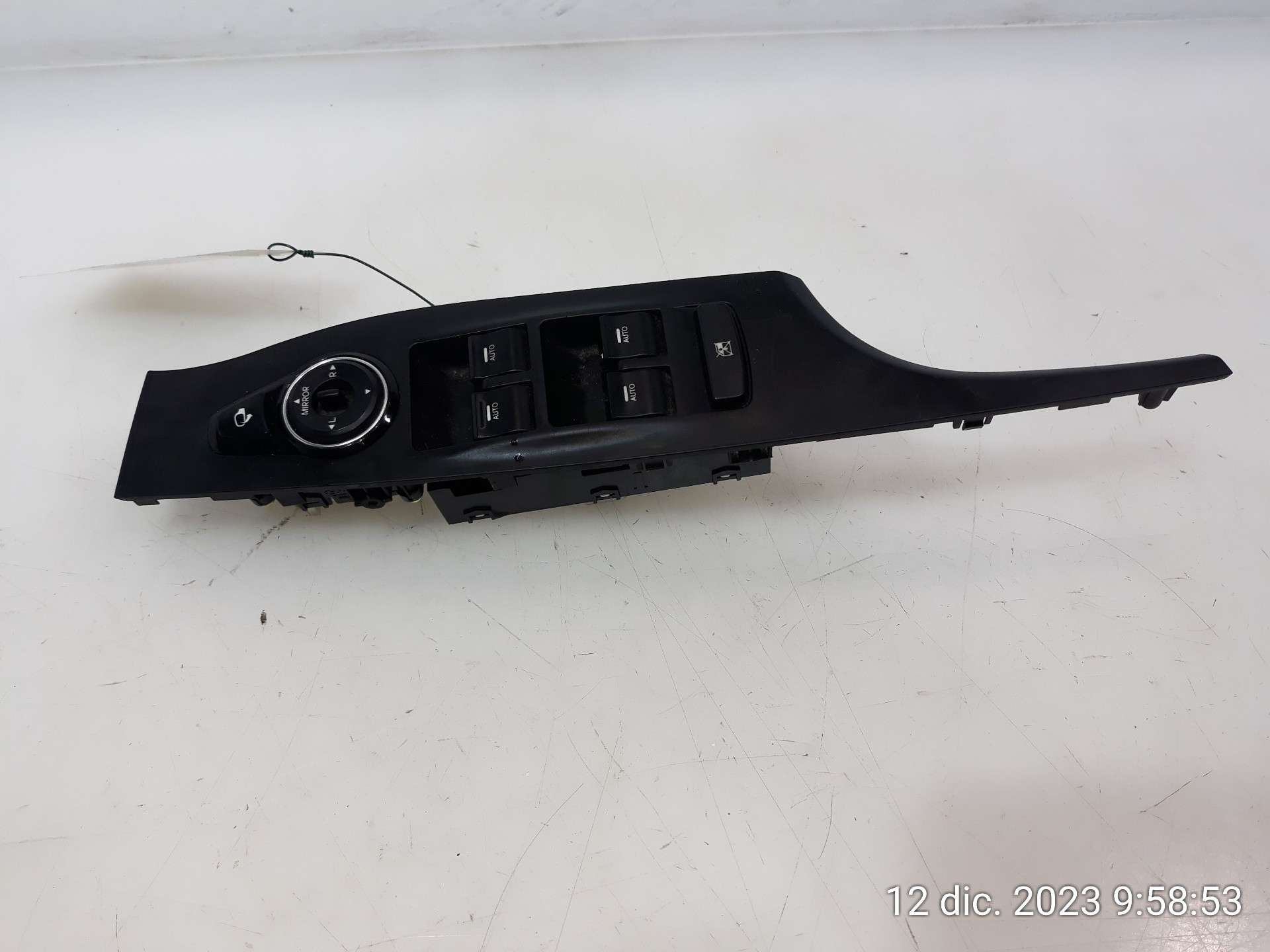 MANDO ELEVALUNAS DELANTERO IZQUIERDO HYUNDAI i40 I (VF) 2012-2019 (935703Z000 1568073)