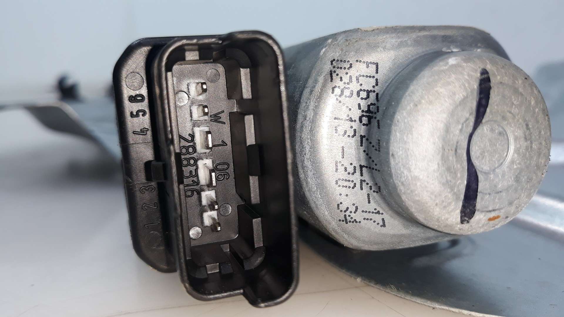 ELEVALUNAS DELANTERO IZQUIERDO HYUNDAI ix35 (LM, EL, ELH) 2009- (824702Y010 1573146)