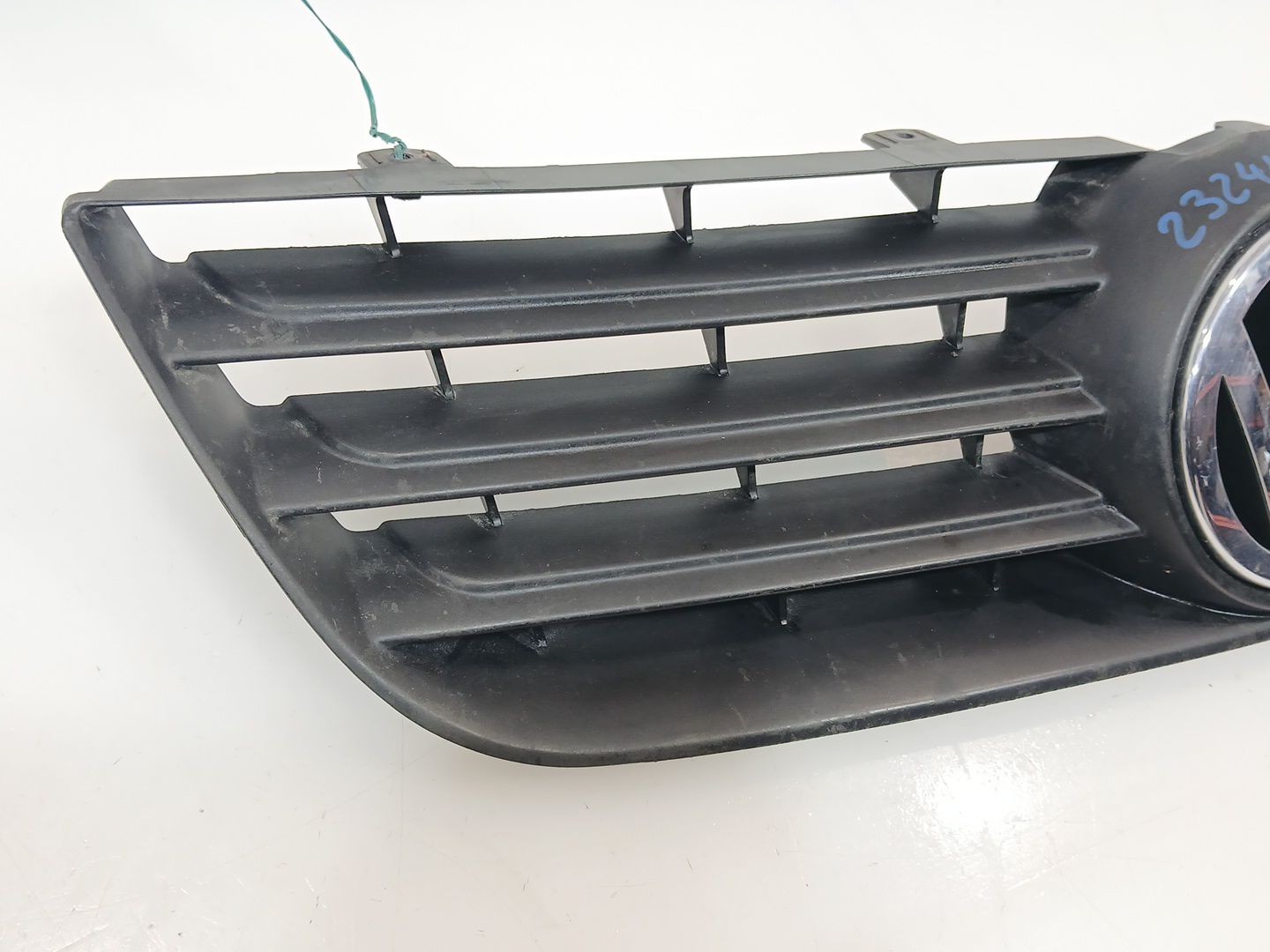 REJILLA DELANTERA VOLKSWAGEN POLO IV Sedán (9A4, 9A2, 9N2, 9A6) 2002- (6Q0853653E 1677880)