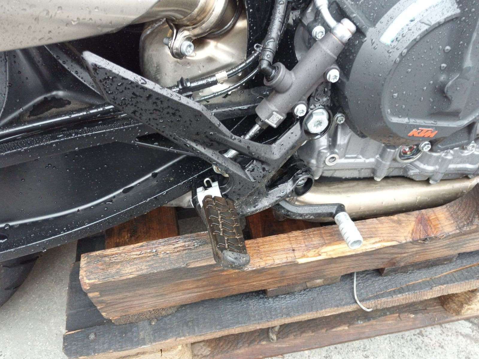 ESTRIBO LATERAL KTM DUKE - (C90703039000C1 1442962)