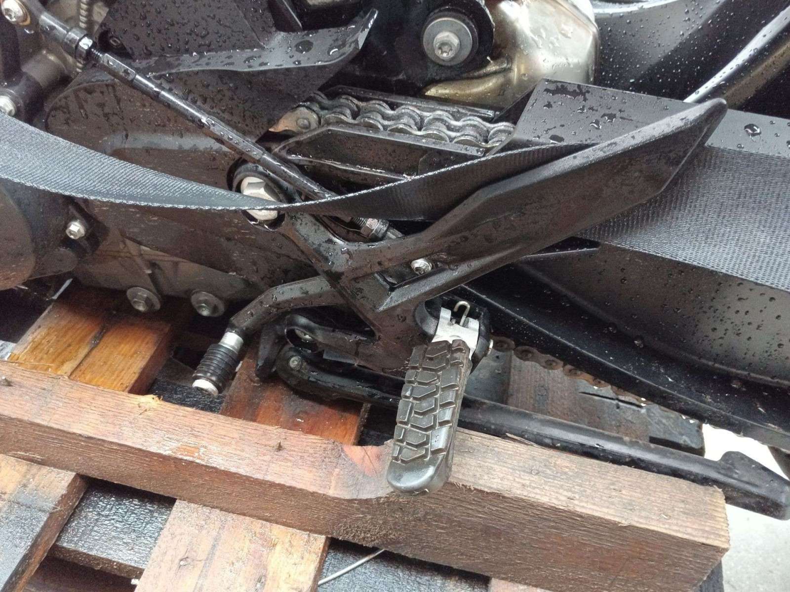 ESTRIBO LATERAL KTM DUKE - (C90703038000C1 1443071)