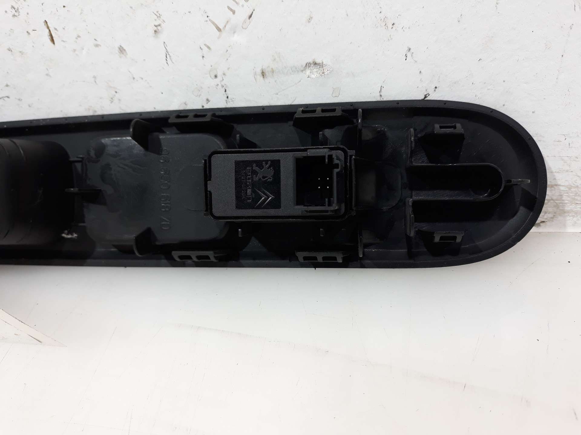 MANDO ELEVALUNAS DELANTERO DERECHO PEUGEOT 5008 2009-2017 (9666229ZD 1523910)