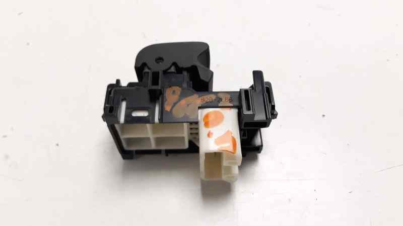 MANDO ELEVALUNAS DELANTERO DERECHO 698100D430 