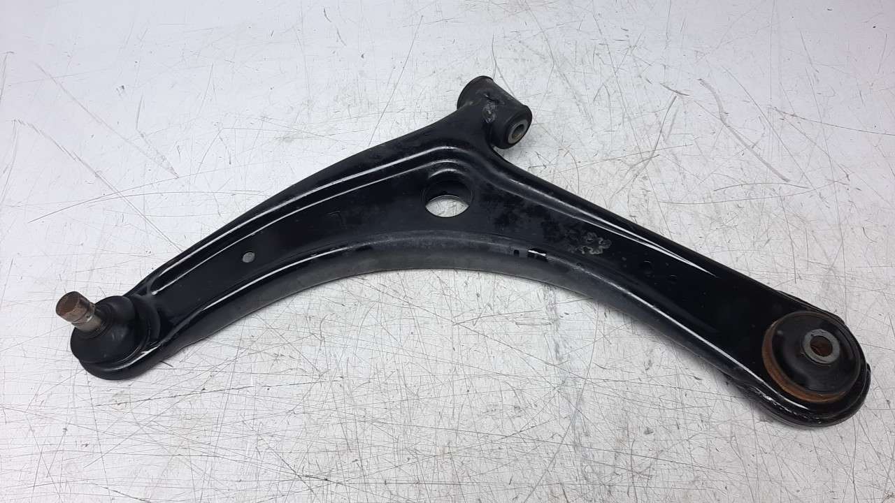 BRAZO SUSPENSION INFERIOR DELANTERO IZQUIERDO 4013A499 
