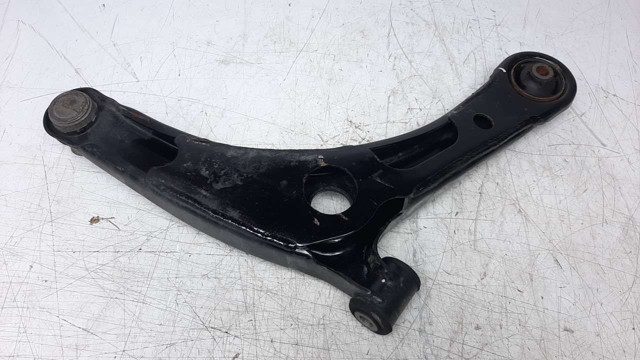 BRAZO SUSPENSION INFERIOR DELANTERO IZQUIERDO 4013A499 