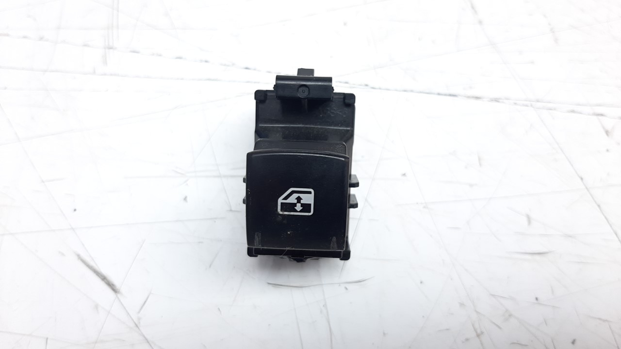 MANDO ELEVALUNAS DELANTERO DERECHO 8608A319 