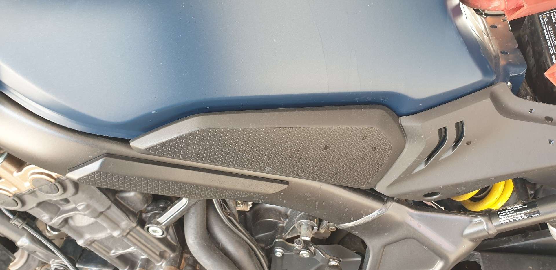 MOLDURA HONDA CB 650R 2018- (83611MKND500 1263379)