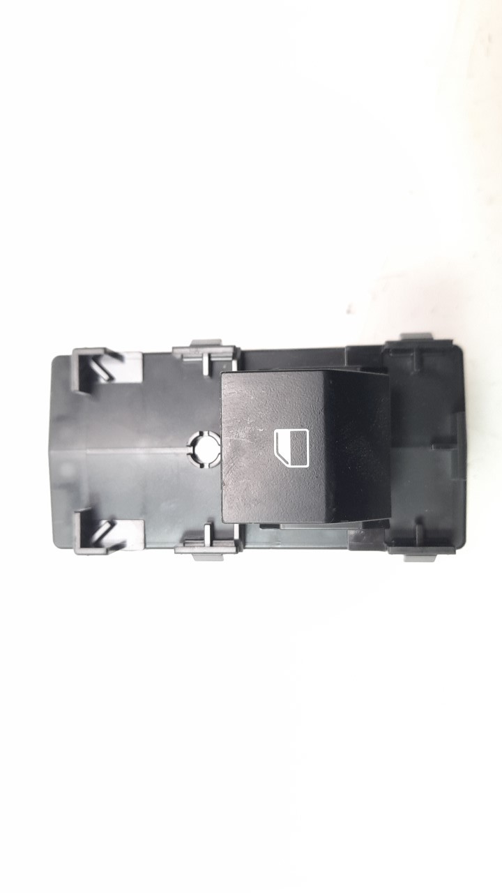 MANDO ELEVALUNAS TRASERO DERECHO 93581AT000 