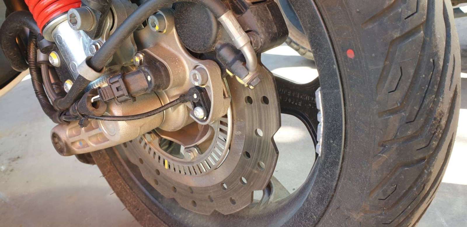 PINZA DE FRENO DELANTERA IZQUIERDA PIAGGIO (VESPA) MP3 400 HPE 2021- (CM294801 1352397)