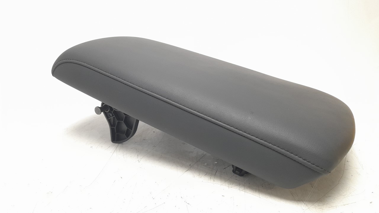 APOYABRAZOS CENTRAL MAZDA 3 SEDÁN (BP) 2019- (BDGF64450B02 1340316)