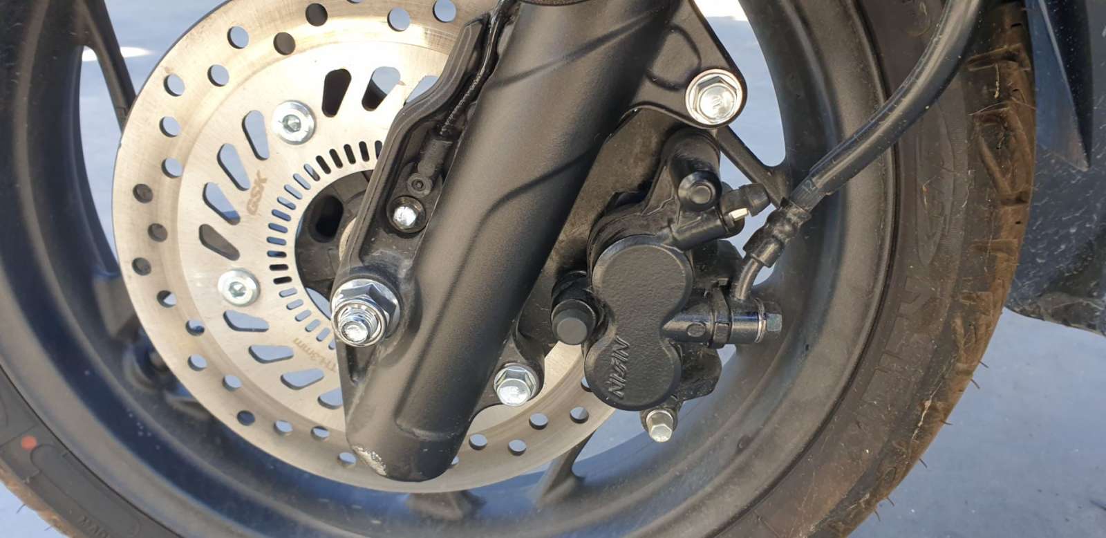 PINZA DE FRENO DELANTERA IZQUIERDA 45150K29D02 