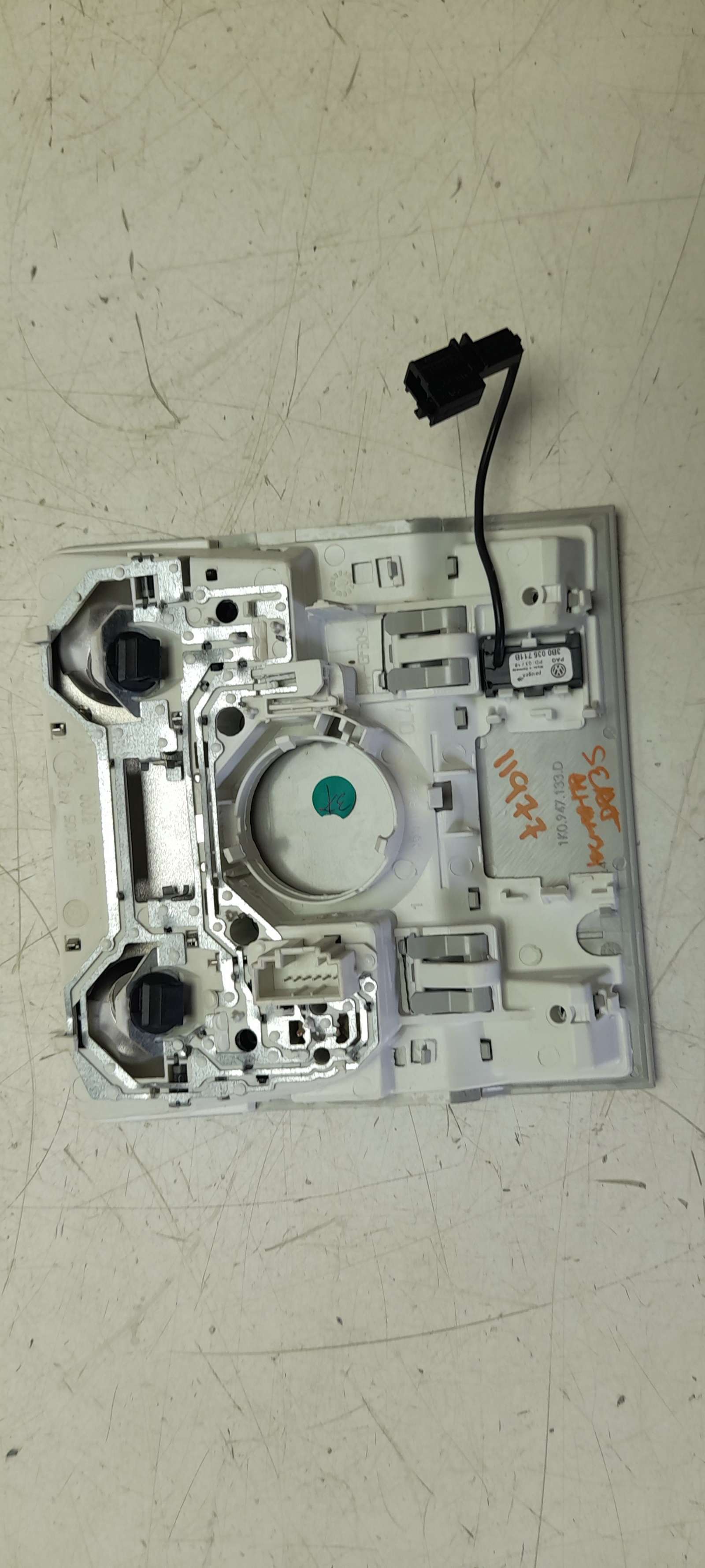 LUZ INTERIOR 1K0947133D 