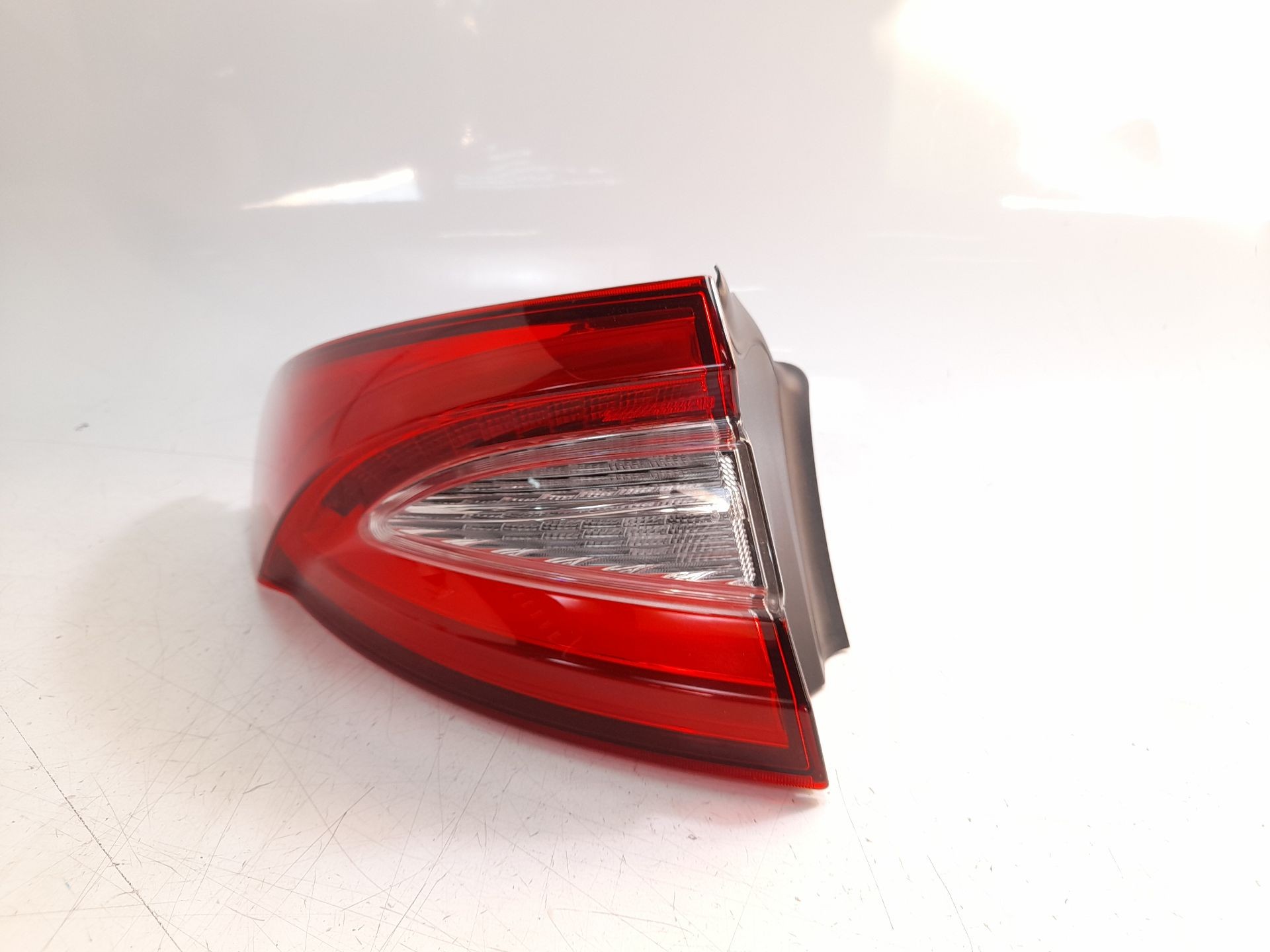 PILOTO TRASERO IZQUIERDO MASERATI LEVANTE SUV (M161) 2016- (670032332 1481727)