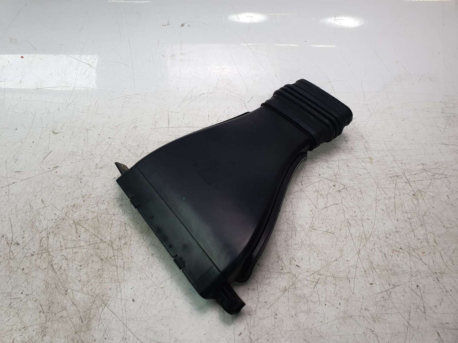 CANALIZADOR DE AIRE MASERATI LEVANTE SUV (M161) 2016- (670033069 1481539)