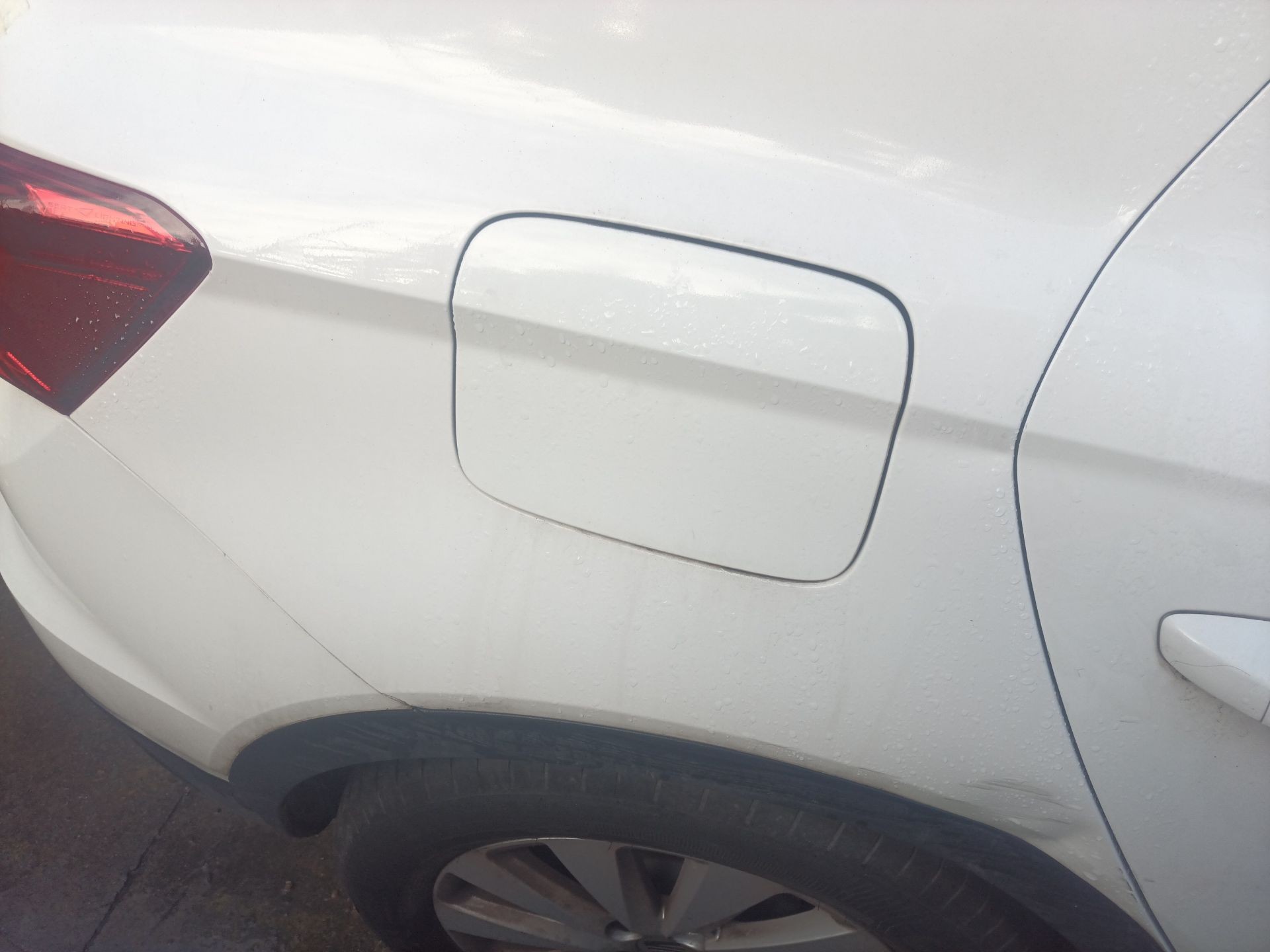 TAPA EXTERIOR COMBUSTIBLE SEAT ARONA (KJ7, KJP) 2017- (6F9809905AW5L 1493926)