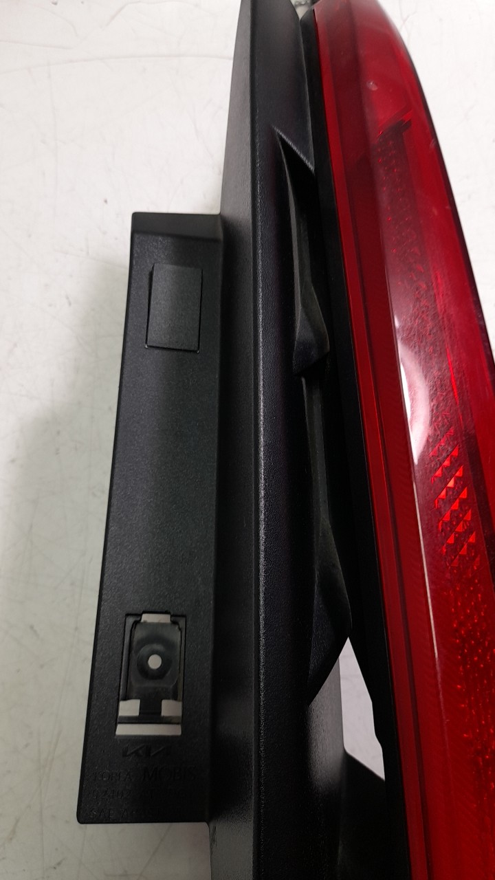 PILOTO TRASERO DERECHO 92402AT000 