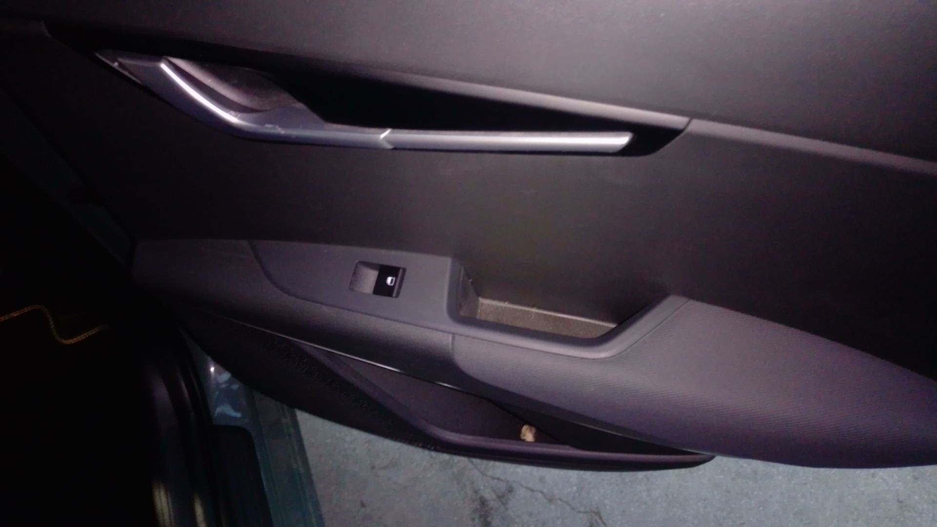 MANDO ELEVALUNAS TRASERO DERECHO 93581AT000 