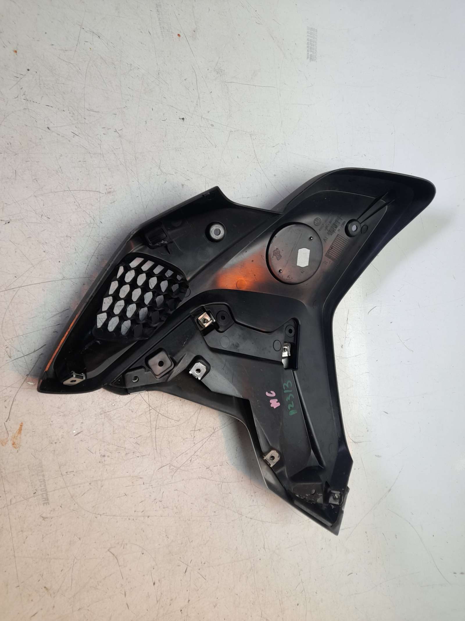 CARENADO DELANTERO DERECHO 46638556656 