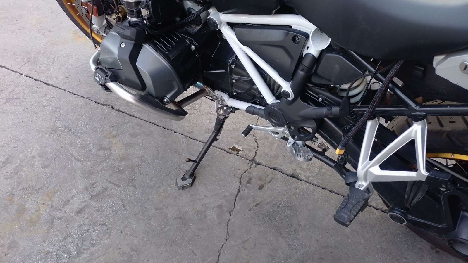 CABALLETE LATERAL BMW R 1250 - (46538526525 1497715)