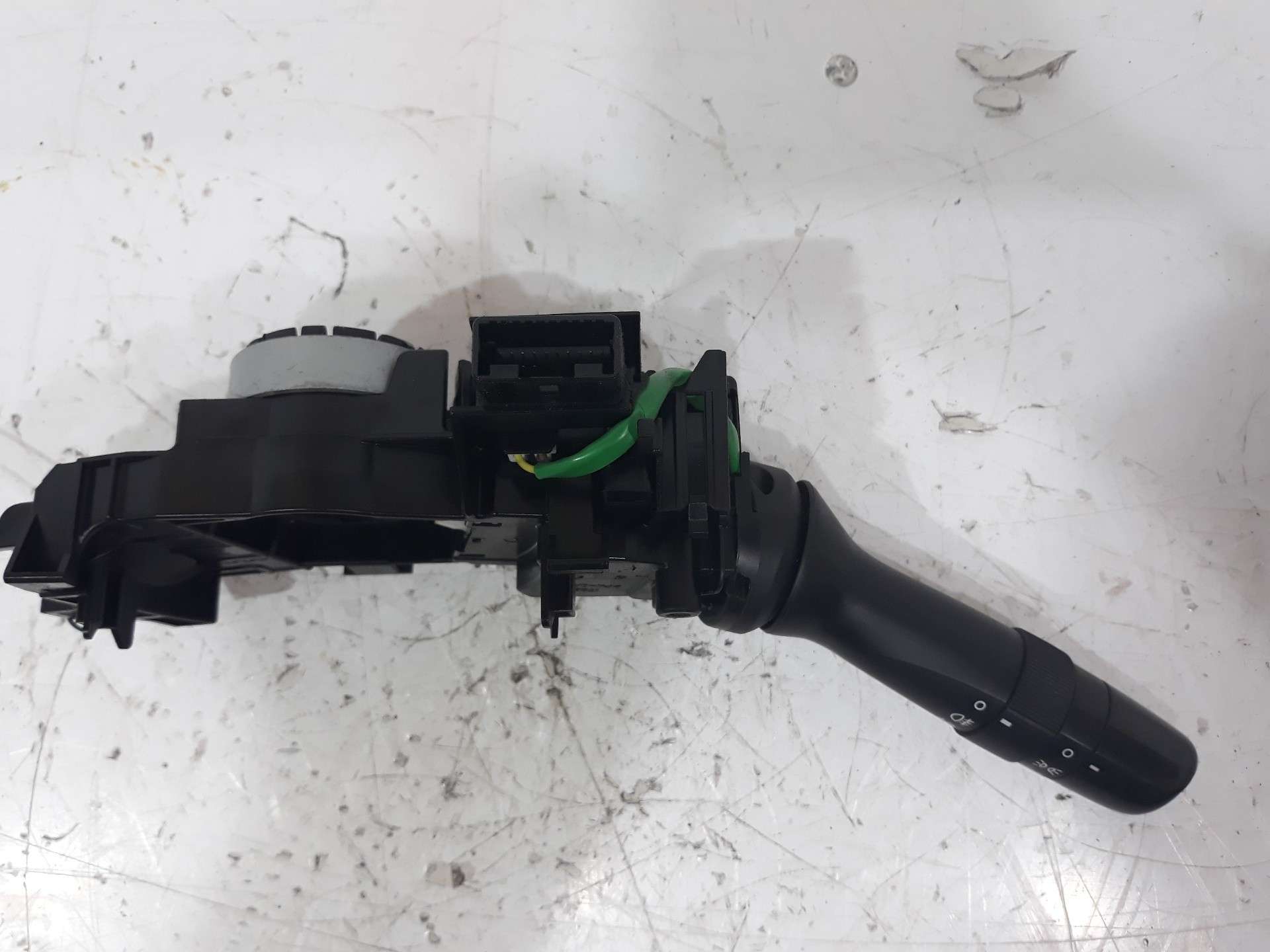 MANDO LUCES TOYOTA YARIS 2014-2017 (0D30017F938 1211089)