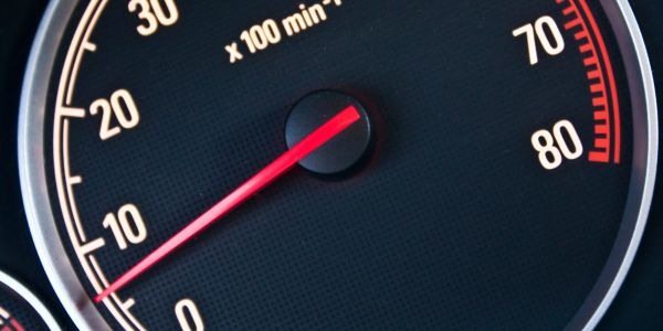 ¿Cómo afecta a tu coche conducir a bajas revoluciones?