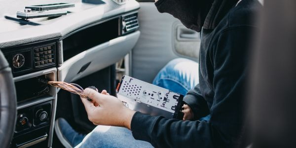 Robos en coches durante el verano, los errores que los ladrones aprovechan